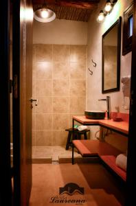 胡阿卡勒拉Villa Laureana的带淋浴和盥洗盆的浴室