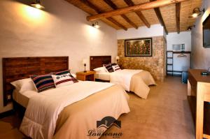 胡阿卡勒拉Villa Laureana的酒店客房设有两张床和电视。