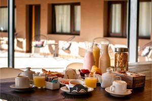 胡阿卡勒拉Villa Laureana的一张桌子,上面摆放着早餐食品和橙汁