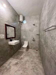 阿斯高Namaste Jungle - A Boutique Homestay的一间带水槽和卫生间的浴室