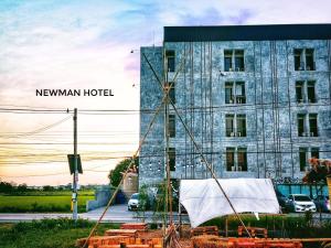 Ban Khlong HaNewman hotel的一座建筑,上面有读新人酒店的标志