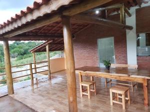 索科罗Chácara Picapau Amarelo的客房在庭院内配有木桌和椅子