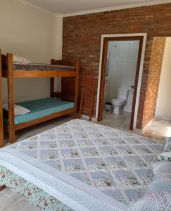 索科罗Chácara Picapau Amarelo的一间带两张双层床和卫生间的卧室