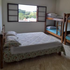 索科罗Chácara Picapau Amarelo的一间卧室设有两张双层床和一扇窗户。