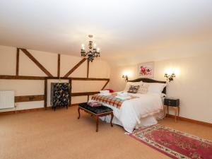 切普斯托The Granary的一间卧室配有一张床和一个吊灯