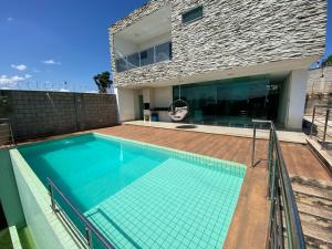 戈亚尼亚Sobrado piscina bem localizado 5 min do Flamboyant的一座房子后院的游泳池