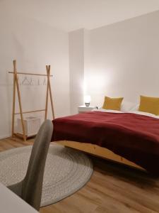 因戈尔施塔特Family and Business Premium Home的一间卧室配有一张大床和一把椅子