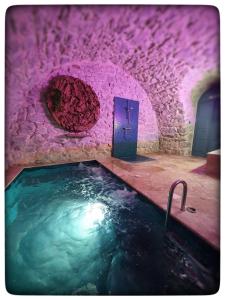 芒通Le Vallaya Suites & Spa的一间带大型水池的浴室