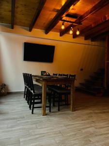 布雷佐伊Hidden Cabin的用餐室配有桌椅和平面电视。