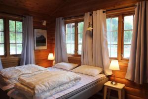 翁达尔斯内斯Trollstigen Resort的一间设有床铺的卧室,位于带窗户的房间内