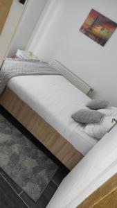 大克拉杜沙Imperial exclusive apartments的一张带白色床单和枕头的床