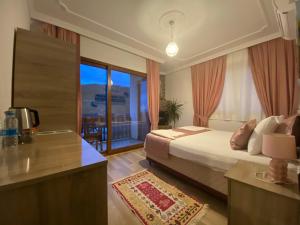 法拉尔雅Faralya Misafir Evi的酒店客房设有一张床和一个阳台。