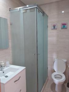 Appartement de luxe Prestigia Opale的带淋浴、卫生间和盥洗盆的浴室