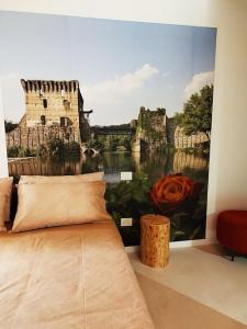 明乔河畔的瓦雷奇奥Una Rosa sul Mincio的一间卧室,配有城堡壁画