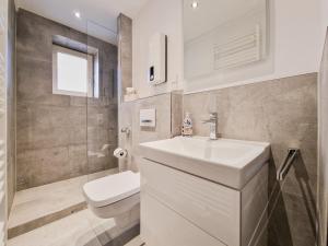 杜塞尔多夫RAJ Living - City Apartments with 1 or 2 Rooms - 15 Min to Messe DUS and Old Town DUS的浴室配有白色水槽和卫生间。