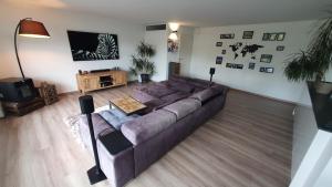 克罗伊茨林根COSI - Komfortables Privatzimmer mit grosser Terrasse und Parkplatz的客厅配有沙发和桌子