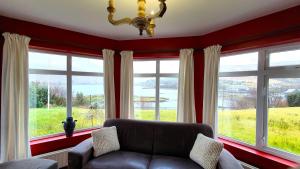 里南Portfinn Lodge的带沙发和大窗户的客厅