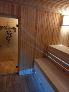 斯维季亚济Садиба ЯНА的一间设有木墙和门的桑拿浴室的客房