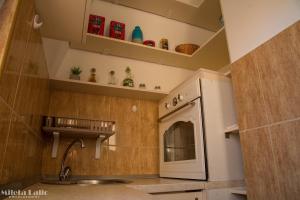 波德戈里察Sunny 412 apartment的厨房配有水槽和烤箱