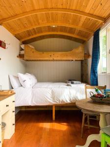 RakeBeautiful, Secluded Shepherd's Hut in the National Park的一间卧室配有一张双层床和一张桌子