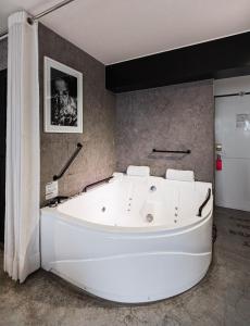 利马BTH Hotel – Boutique Concept的客房内的白色大浴缸