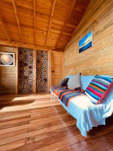 瓜尔内Beehouse Arví Cabaña的小木屋内配有沙发的房间