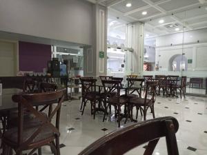 瓜达拉哈拉Roma Guadalajara in downtown的餐厅内带桌椅的房间