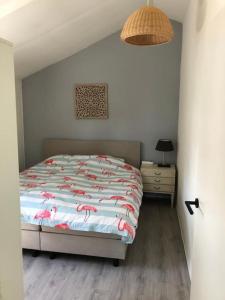 LindeLinderhuisje, rust, ruimte, privacy en natuur的一间卧室配有一张粉红色调的床