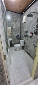 班柯木Our Village Bungalows的一间带卫生间和水槽的浴室