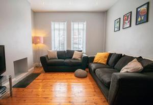 卡迪夫Burnaby's home, by Home Host, free on street parking的客厅配有两张沙发和一台电视