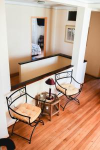 维纳德马Hotel Rondó的配有床和两把椅子及一张桌子的房间