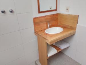 Isla de SolJACHA INTI的浴室配有带水槽的木制梳妆台