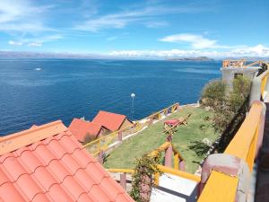Isla de SolJACHA INTI的房屋的阳台享有海景。