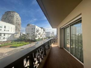 卡萨布兰卡Luxury Apart 2 CH -CASA FINANCE CITY的市景阳台