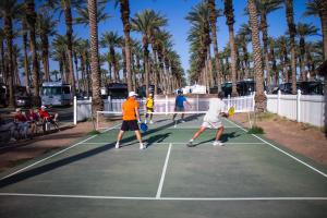 棕榈荒漠Palm Springs Camping Resort Loft Cabin 1的一群人在网球场打网球