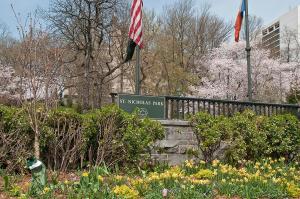 纽约136TH UNIT 1的公园有旗帜,标志和鲜花