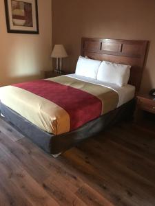 马克姆The Best Inn & Suites的一张大床,位于酒店客房内
