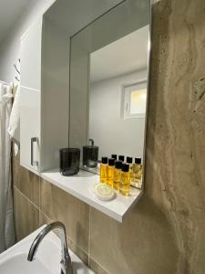 大克拉杜沙Imperial exclusive apartments的一间带水槽和镜子的浴室