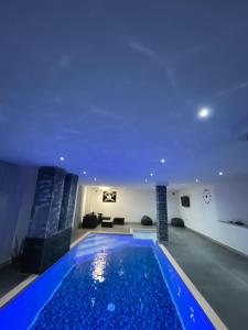 大克拉杜沙Imperial exclusive apartments的蓝色天花板房子内的游泳池