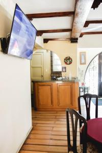 维纳德马Hotel Rondó的厨房配有桌子,墙上配有电视。