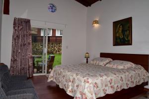 圣弗朗西斯科Condominio Hacienda Shangrila的一间卧室设有一张床和一个滑动玻璃门
