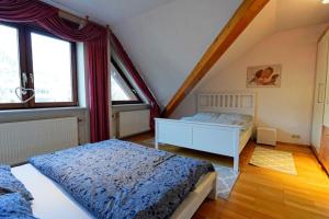 魏因海姆Große, helle Wohnung für bis zu 6 Personen的一间卧室设有两张床和两个窗户。