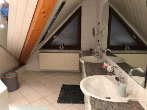 魏因海姆Große, helle Wohnung für bis zu 6 Personen的一间带两个盥洗盆和两个窗户的浴室