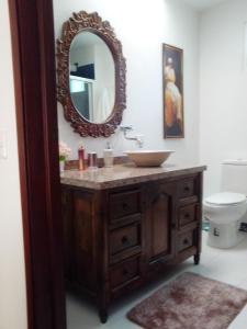 圣弗朗西斯科Condominio Hacienda Shangrila的浴室设有水槽和墙上的镜子