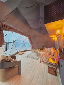 萨潘贾ozlifesapanca dome的带1张床铺和1张沙发的帐篷客房