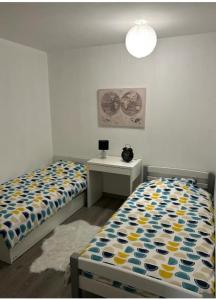 图卢兹Chez mimi的一间卧室配有两张床和一张桌子及一张桌子。