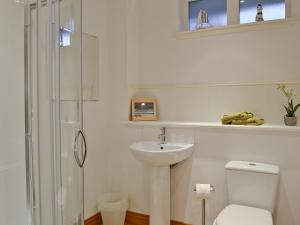 罗撒西Bruichladdich的白色的浴室设有卫生间和水槽。