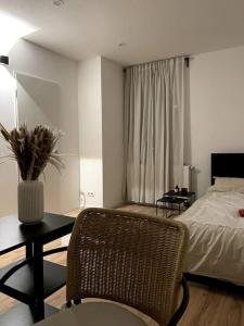 汉堡Dein Apartment的卧室配有1张床、1张桌子和1把椅子