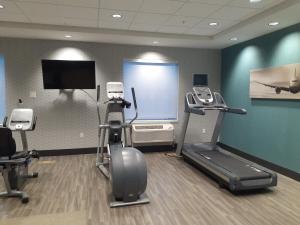 博伊西Simple Suites Boise Airport的健身房设有有氧器材和平面电视