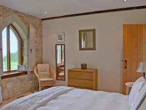 Wall HousesThe Water Castle的卧室配有床、椅子和窗户。